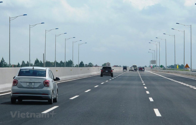 Phương tiện lưu thông trên một đoạn tuyến cao tốc đưa vào khai thác. (Ảnh: Việt Hùng/Vietnam+) Khơi nguồn vốn cho dự án cao tốc qua phát hành trái phiếu doanh nghiệp ảnh 1