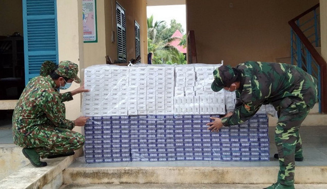 Bộ đội Biên phòng phát hiện 2 vụ buôn lậu thuốc lá qua biên giới ảnh 1
