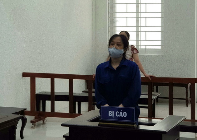 Bị cáo Nguyễn Thị Thủy tại phiên tòa. (Ảnh: Kim Anh/TTXVN) Phạt tù kẻ lợi dụng danh luật sư xúc phạm uy tín cá nhân, tổ chức ảnh 1