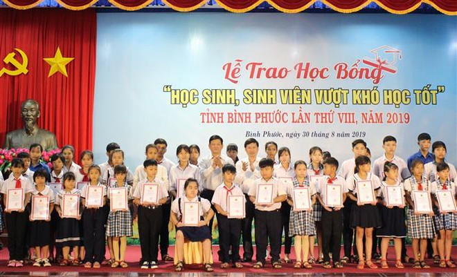 Trao học bổng cho học sinh, sinh viên vượt khó, học tốt. (Ảnh: K GỬIH/TTXVN) Bình Phước trao hơn 300 suất học bổng cho học sinh, sinh viên vượt khó ảnh 1
