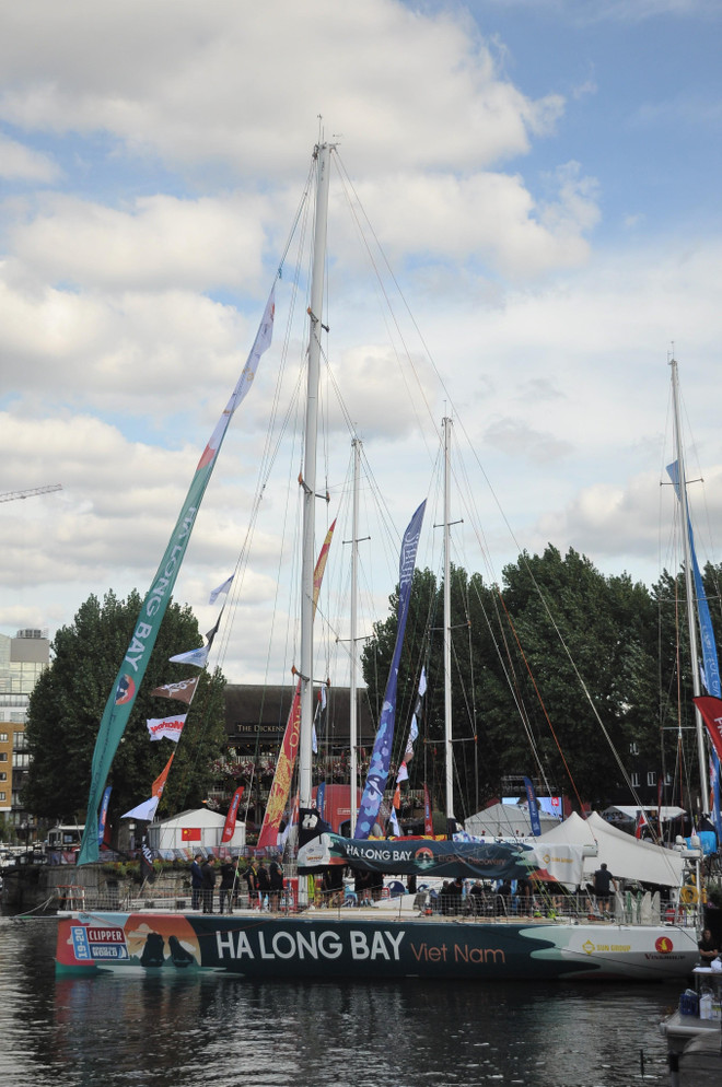 Thuyền buồm Ha Long Bay - Viet Nam tại St. Katherine Docks, thành phố London, Vương Quốc Anh. (Ảnh: Đình Thư/Vietnam+) Thuyền buồm Ha Long Bay-Viet Nam tham gia giải đua vòng quanh thế giới ảnh 3