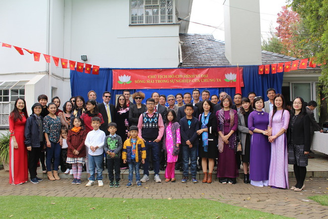 Kỷ niệm 128 năm ngày sinh Bác Hồ tại Lào, Cuba, Anh và Nam Phi ảnh 4