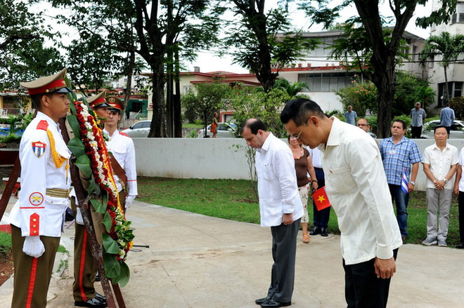 Kỷ niệm 128 năm ngày sinh Bác Hồ tại Lào, Cuba, Anh và Nam Phi ảnh 2
