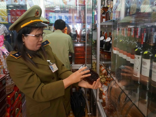 Hà Nội thu giữ hơn 1.000 lít rượu không rõ nguồn gốc, xuất xứ ảnh 1