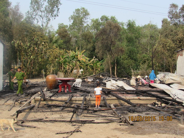 Kiên Giang: Cháy lớn thiêu rụi 3 căn nhà thuộc một gia đình ảnh 1