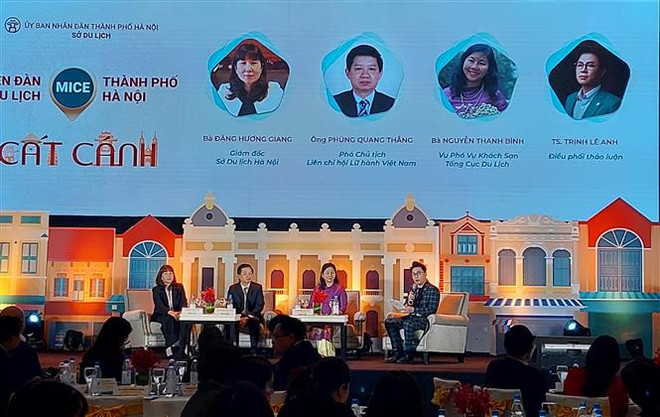Các đại biểu thảo luận tại Diễn đàn. (Ảnh: Đinh Thuận/TTXVN) Định vị sản phẩm du lịch kết hợp hội nghị, sự kiện cho Hà Nội ảnh 1