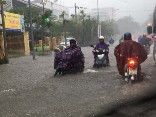 Thành phố Huế có hơn 30 điểm úng ngập cục bộ sau mưa lớn ảnh 1