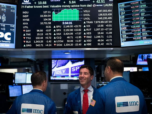 Giá cổ phiếu của Dow Jones và S&P 500 lại lập kỷ lục mới ảnh 1