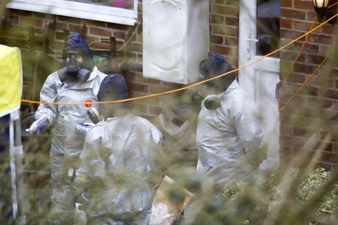 Nhân viên cơ quan cứu trợ khẩn cấp Anh điều tra tại nhà riêng cựu điệp viên Skripal ở Salisbury thuộc Anh, sau vụ đầu độc ngày 22/3 vừa qua. (Nguồn: AFP/TTXVN) Vụ cựu điệp viên bị đầu độc: OPCW công bố báo cáo tóm tắt về chất độc ảnh 1