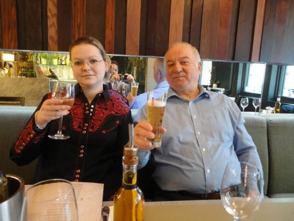 Cựu điệp viên Nga hai mang Sergei Skripal và con gái. (Ảnh: The Sun/TTXVN) OPCW sắp ra thông cáo về điều tra vụ cựu điệp viên Nga bị đầu độc ảnh 1