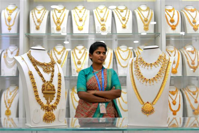 Một cửa hàng kim hoàn ở Bangalore, Ấn Độ. (Ảnh: AFP/TTXVN) Mở cửa phiên đầu tuần, giá vàng tại châu Á duy trì trên mức 2.000 USD ảnh 1