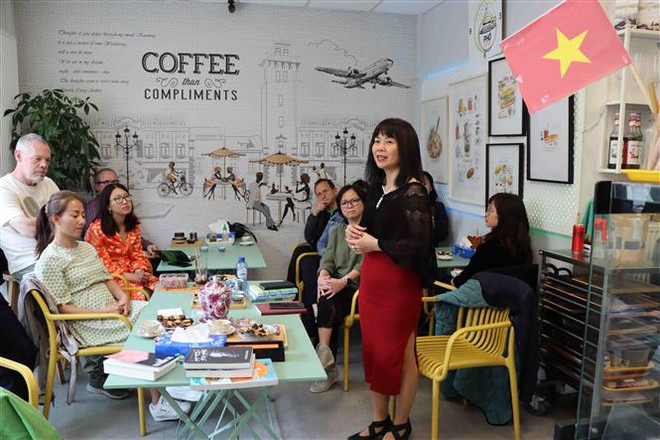 Nhà văn Kiều Bích Hậu chia sẻ với độc giả nhân dịp khởi động dự án “Tủ sách Việt trong nhà hàng Việt ở nước ngoài.” (Ảnh: Hương Giang/TTXVN) Tủ sách Việt trong nhà hàng Việt - Đưa sách Việt tới gần độc giả ảnh 3