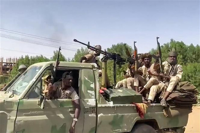 Các Lực lượng hỗ trợ nhanh (RSF) bán quân sự gác tại Khartoum. (Nguồn: AFP/TTXVN) Sudan trở thành chiến trường của các chiến binh nước ngoài ảnh 1