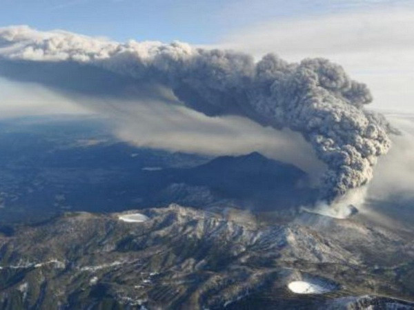 Núi lửa "thức giấc" phun tro bụi cao 2km tại Indonesia và Nhật Bản ảnh 2