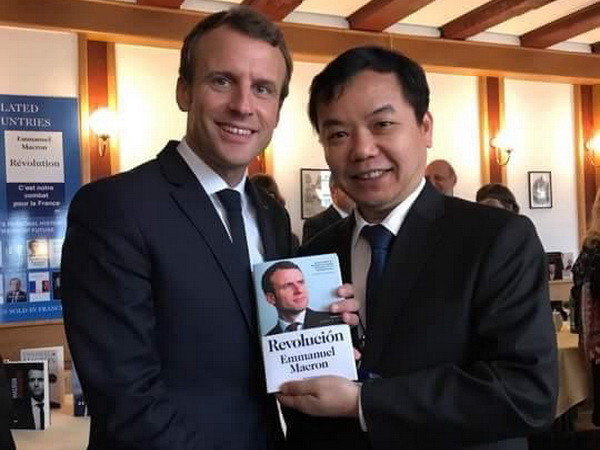 Tổng thống Pháp trao bản quyền xuất bản sách của ông tại Việt Nam ảnh 1