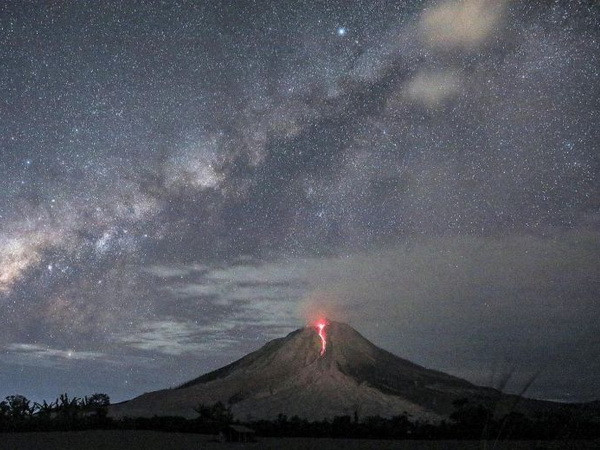 Núi lửa "thức giấc" phun tro bụi cao 2km tại Indonesia và Nhật Bản ảnh 1