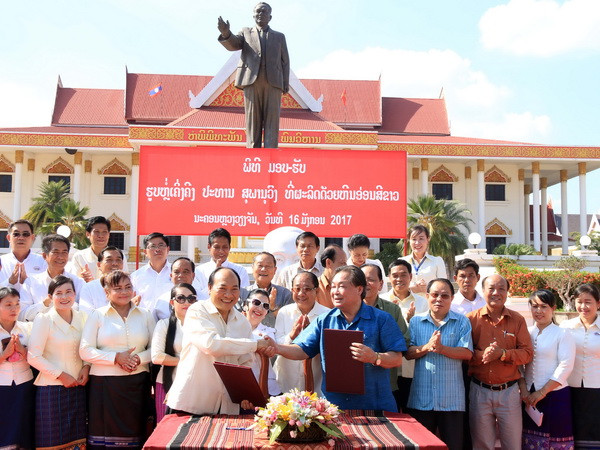 Lào: Một công ty Việt Nam tặng tượng cố Chủ tịch Suphanuvong ảnh 2