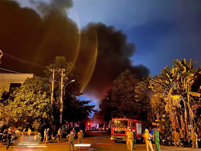 Cháy lớn kho đồ gia dụng trong Khu Công nghiệp Tân Tạo ảnh 1