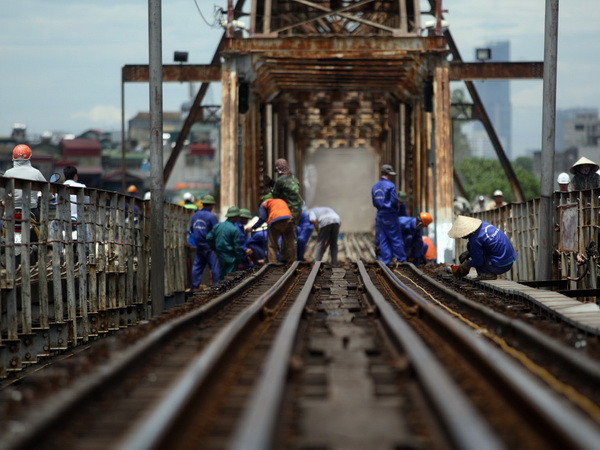 Từ ngày 19/5, phân luồng qua cầu Long Biên để cải tạo mặt cầu ảnh 1