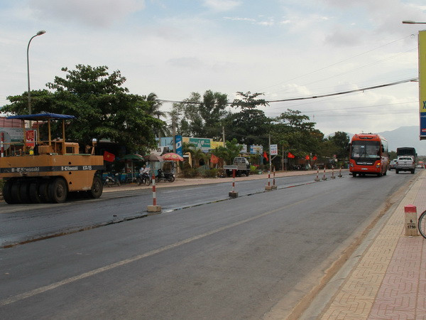 TP.HCM khẩn trương sửa chữa mặt đường Quốc lộ 1 bị trồi lún ảnh 1