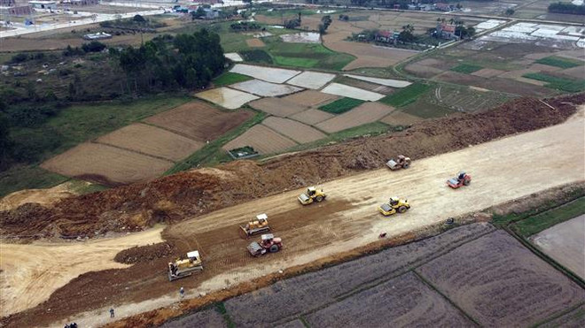 Công trường cao tốc Bắc-Nam phía Đông đoạn Nghi Sơn-Diễn Châu, những ngày giáp Tết Nguyên đán Nhâm Dần 2022. (Ảnh: Huy Hùng/TTXVN) Hoàn thành thỏa thuận thiết kế cao tốc Bắc-Nam trước ngày 10/3 ảnh 1