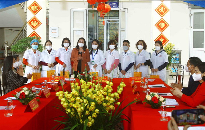 Phó Chủ tịch nước thăm, chúc mừng đội ngũ thầy thuốc, người làm y tế ảnh 2