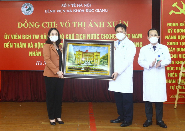 Phó Chủ tịch nước thăm, chúc mừng đội ngũ thầy thuốc, người làm y tế ảnh 1