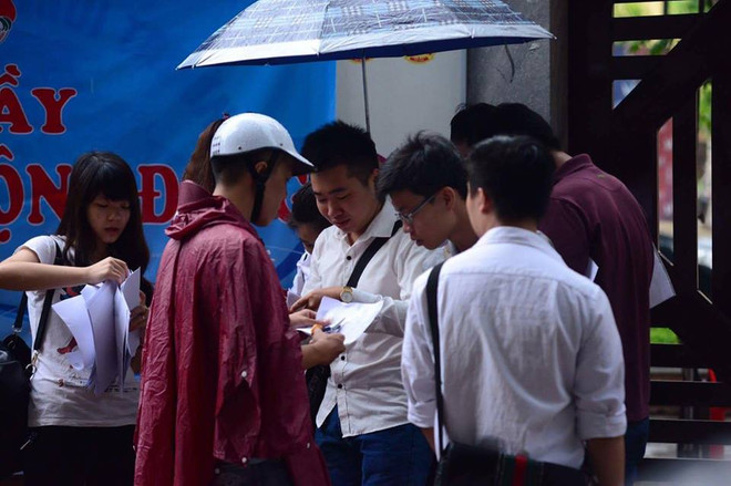 Mưa lớn khiến thí sinh chật vật trong ngày cuối đi thi ảnh 3