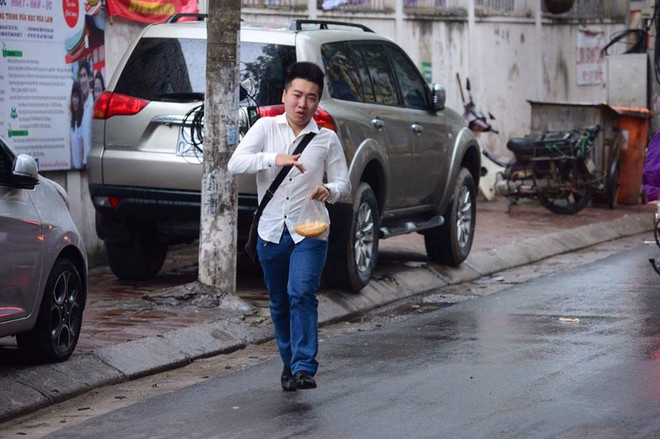 Mưa lớn khiến thí sinh chật vật trong ngày cuối đi thi ảnh 2