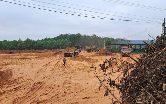 Các phương tiện vận chuyển đất rừng sản xuất bị đào lấy trái phép quy mô lớn ở thôn Bến Hà, xã Linh Trường, huyện Gio Linh, tỉnh Quảng Trị. (Ảnh: Nguyên Lý/TTXVN) ttxvn_3101_dao lay dat (2).jpg
