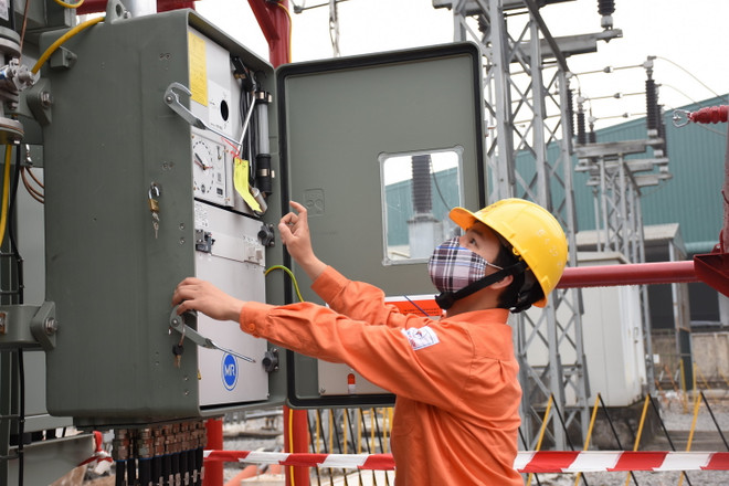 Nhân viên EVN HANOI kiểm tra vận hành các trạm biến áp, đảm bảo điện để phòng chống dịch COVID-19. (Ảnh: TTXVN phát) Nhu cầu sử dụng điện trong các tháng mùa khô có thể tăng 5,7% ảnh 1