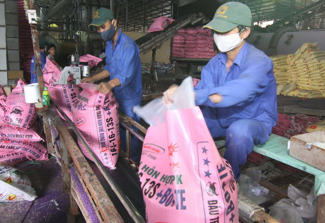 Dây chuyền đóng bao sản phẩm phân bón NPK hỗn hợp tại nhà máy của Công ty Cổ phần Bình Điền, tỉnh Lâm Đồng. (Ảnh: Vũ Sinh/TTXVN) Sản xuất phân bón trong nước vẫn “lao đao” vì thuế VAT ảnh 1