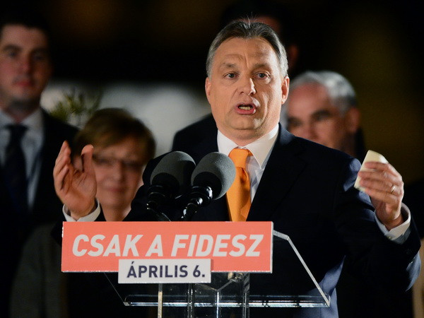 Thủ tướng Viktor Orban (giữa). (Ảnh: AFP/TTXVN) Hungary cáo buộc Mỹ can thiệp vào nội bộ các nước Trung Âu ảnh 1