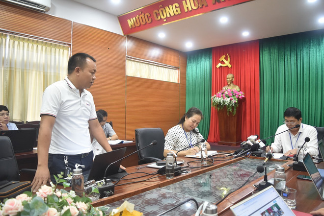 Phóng viên đặt câu hỏi tại buổi họp báo. (Ảnh: Nguyên Dung/TTXVN) ttxvn_thi tot nghiep Dak Lak1.jpg