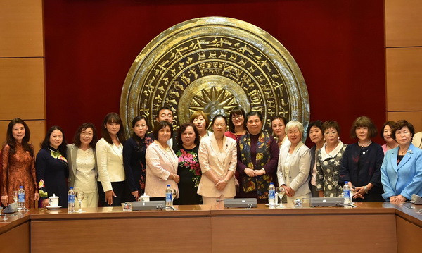 Phó Chủ tịch Thường trực Quốc hội Tòng Thị Phóng với các đại biểu chụp ảnh chung. (Ảnh: Dương Giang/TTXVN) Phó Chủ tịch Quốc hội Tòng Thị Phóng tiếp Đoàn nữ Nghị sỹ Nhật Bản ảnh 1
