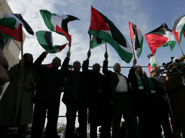 Người Palestine kêu gọi hòa giải giữa hai phong trào Fatah và Hamas. (Nguồn: theatlanticpost) Fatah đề nghị Hamas tham gia chính phủ đoàn kết dân tộc ảnh 1
