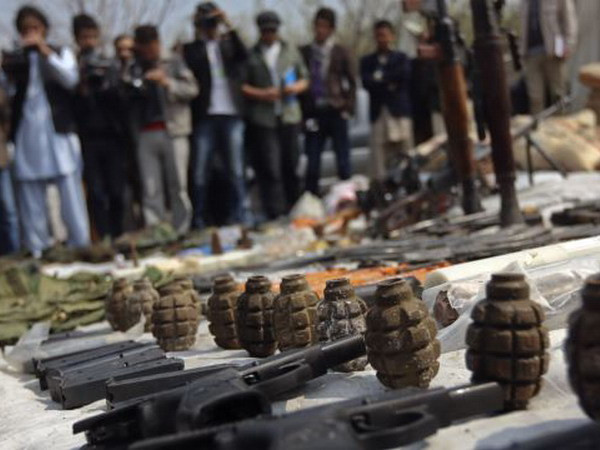 Vũ khí và đạn dược, bị tịch thu từ những kẻ bị nghi ngờ là Taliban, tại trụ sở chính của NDS ở Kabul trong một cuộc truy quét hồi tháng 3 năm ngoái. (Nguồn: Reuters) Afghanistan phát hiện kho vũ khí của phần tử khủng bố ảnh 1