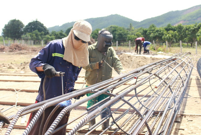 Công nhân thợ hàn xì các lồng sắt cọc nhồi để đổ bê tông, phục vụ cho việc xây dựng cầu, cống, hầm chui. (Ảnh: Phan Sáu/TTXVN) Vượt tốc độ thi công cao tốc Bắc-Nam đoạn Nha Trang-Cam Lâm ảnh 2
