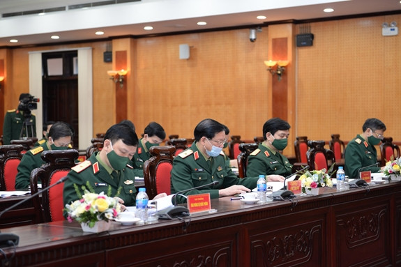 Các thành viên hội đồng bình chọn xem xét hồ sơ các ứng viên. (Nguồn: qdnd.vn) Bình chọn 10 Gương mặt trẻ tiêu biểu toàn quân năm 2020 ảnh 2