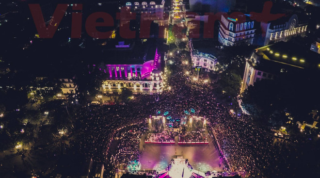 [Video] Ngắm Hà Nội huyền ảo từ trên cao trong đêm chào năm mới ảnh 1