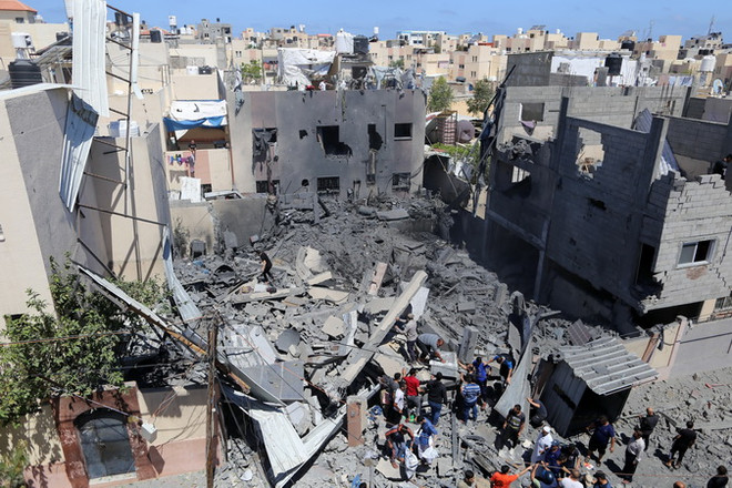 Hiện trường đổ nát sau vụ không kích của Israel xuống thành phố Khan Younis, Dải Gaza, ngày 19/5 vừa qua. (Ảnh: THX/TTXVN) Xung đột Israel-Palestine: UAE sẵn sàng hỗ trợ nỗ lực hòa bình ảnh 1