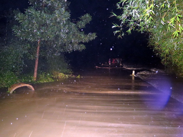 Quảng Ngãi: Cố tình vượt chốt chặn, ba người bị nước lũ cuốn trôi ảnh 1