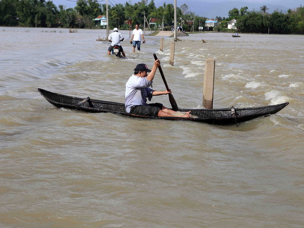 Bình Định: Mưa lớn gây lũ, một học sinh bị nước lũ cuốn trôi ảnh 1