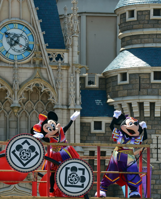 [Photo] Nhật Bản tổ chức lễ vào hè tại Công viên Disneyland ảnh 1