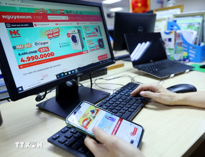 Hoạt động thương mại điện tử. (Nguồn: TTXVN) ttxvn-thuong-mai-dien-tu-2-7283.jpg