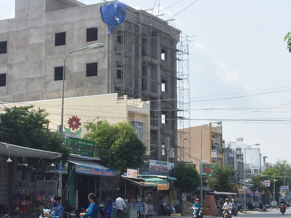 Tòa nhà nơi xảy ra vụ tai nạn. (Ảnh: Công Mạo/TTXVN) Rơi từ tầng bốn tòa nhà đang xây, ba công nhân thương vong ảnh 1
