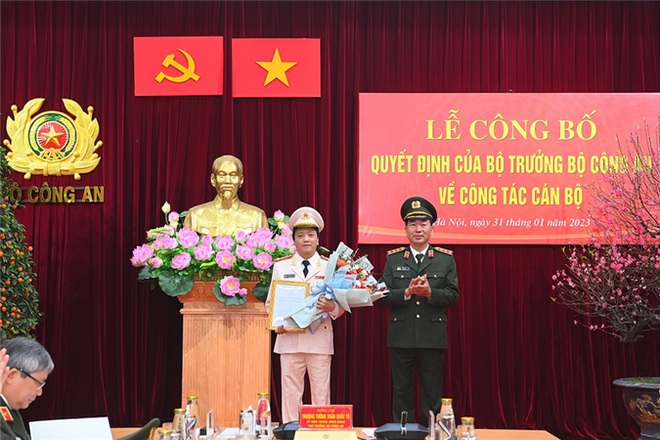 Thứ trưởng Trần Quốc Tỏ trao Quyết định đối với Đại tá Đặng Hồng Đức. (Nguồn: Công thông tin điện tử Bộ Công an) Điều động Đại tá Đặng Hồng Đức giữ chức Chánh Văn phòng Bộ Công an ảnh 1