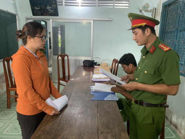 Cơ quan Cảnh sát điều tra Công an tỉnh Bến Tre thi hành lệnh bắt tạm giam đối với Nguyễn Thị Thúy Vân. (Ảnh: TTXVN phát) Bến Tre: Khởi tố nguyên Chủ tịch Hội Phụ nữ xã lừa đảo hơn 4 tỷ đồng ảnh 1