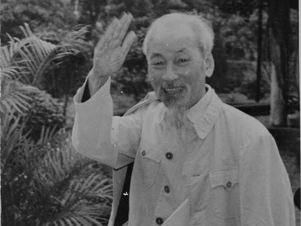 Báo chí Lào đưa tin trang trọng về kỷ niệm 125 năm sinh nhật Bác ảnh 1