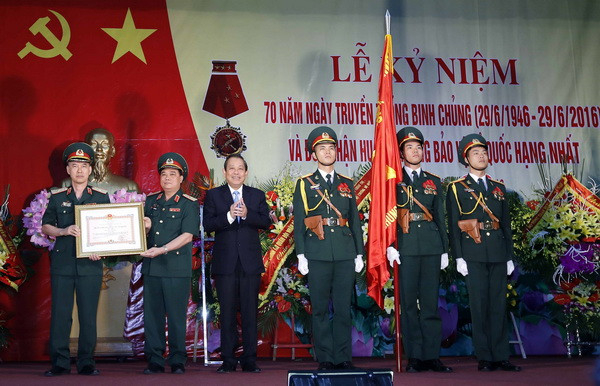 Binh chủng Pháo binh đón nhận Huân chương Bảo vệ Tổ quốc hạng Nhất ảnh 1